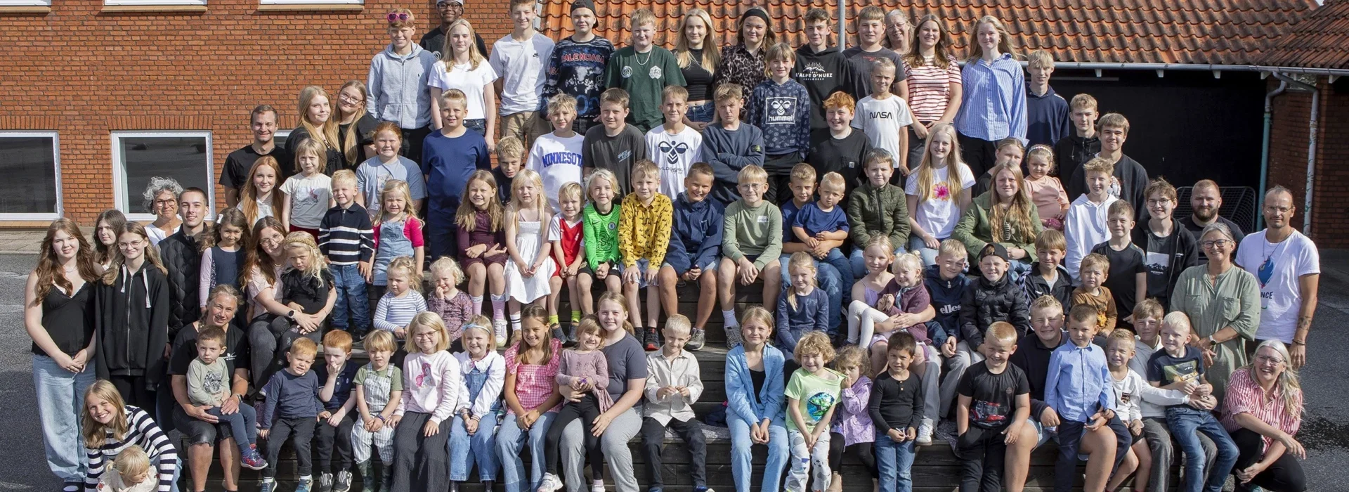 Alle elever fra Ingstrup Trivselsskole inkl. lærer samlet foran skolen.