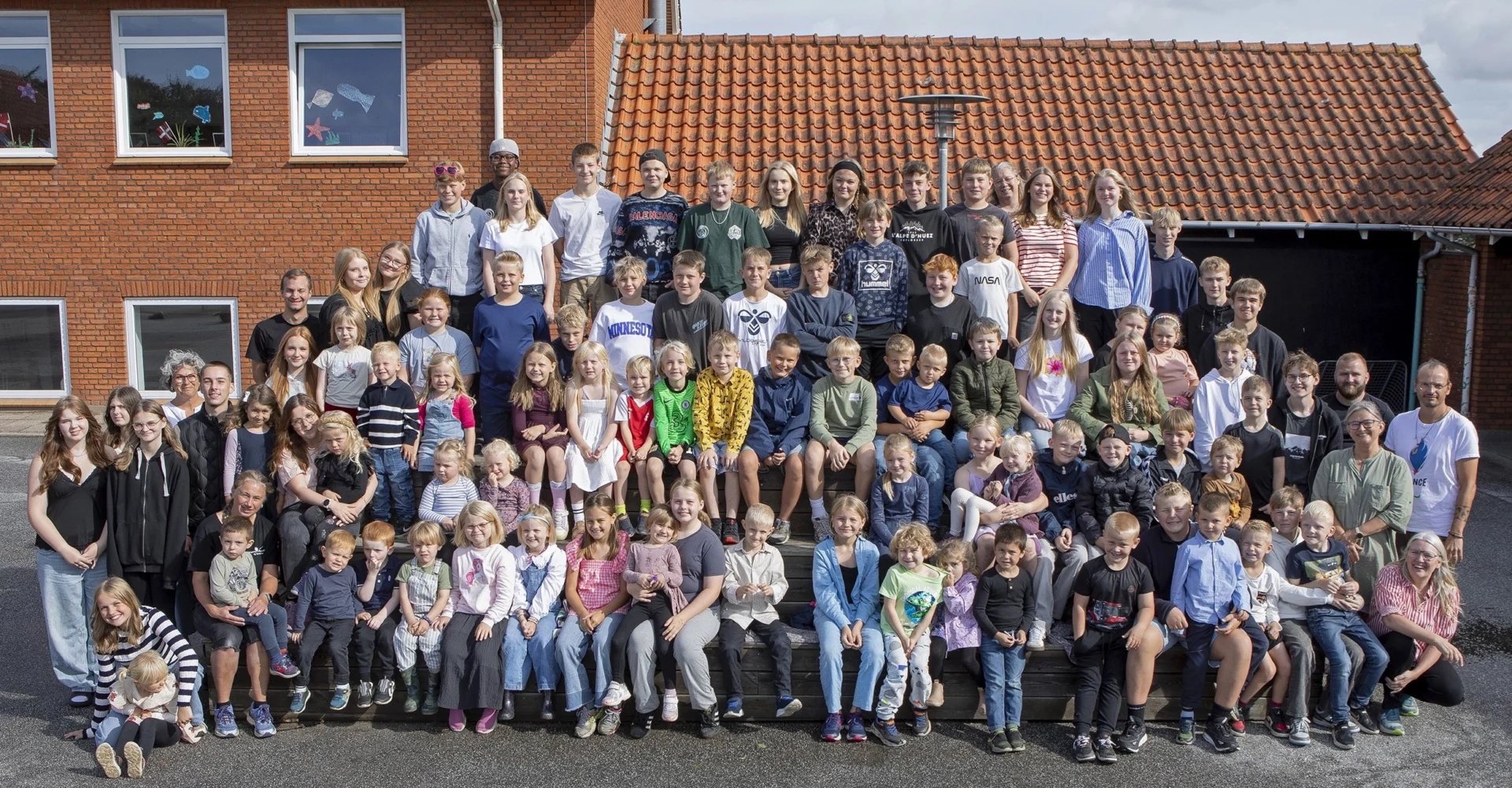 Alle elever fra Ingstrup Trivselsskole inkl. lærer samlet foran skolen.